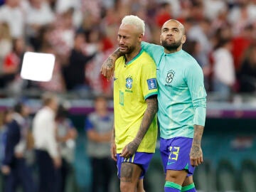 Neymar llora junto a Dani Alves tras la eliminación mundialista de Brasil