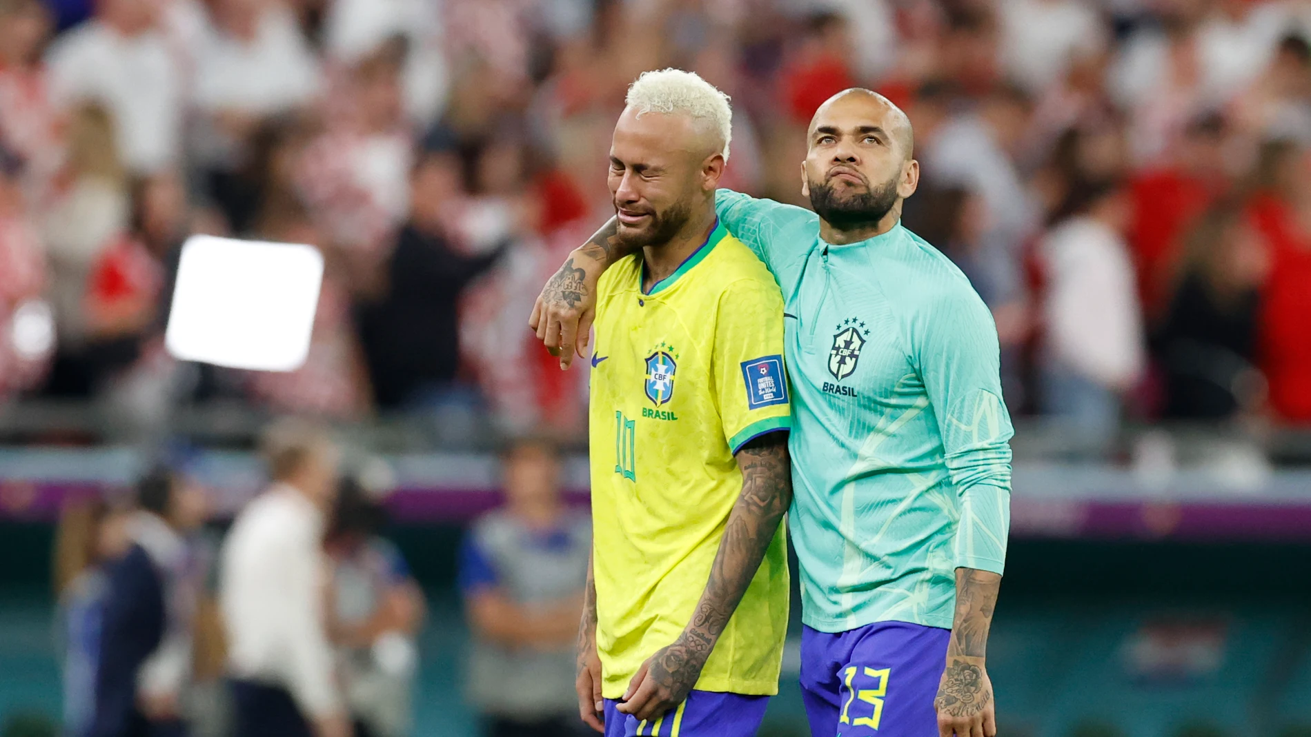 Neymar llora junto a Dani Alves tras la eliminación mundialista de Brasil