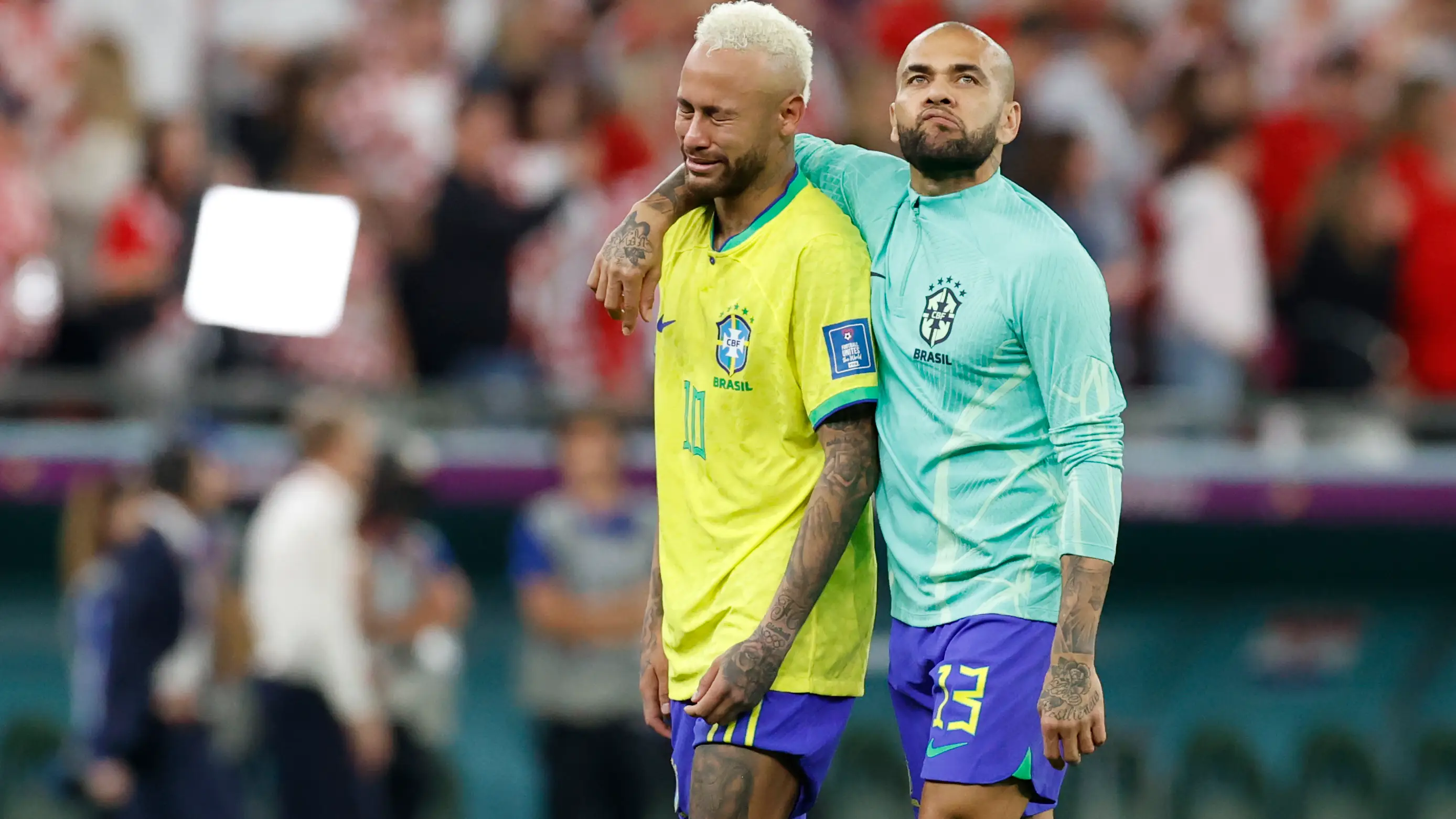 Neymar llora junto a Dani Alves tras la eliminación mundialista de Brasil Neymar llora junto a Dani Alves tras la eliminación mundialista de Brasil