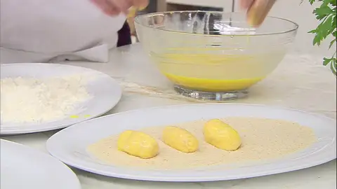 Pásalas por harina, huevo y pan rallado antes de freírlas Pásalas por harina, huevo y pan rallado antes de freírlas