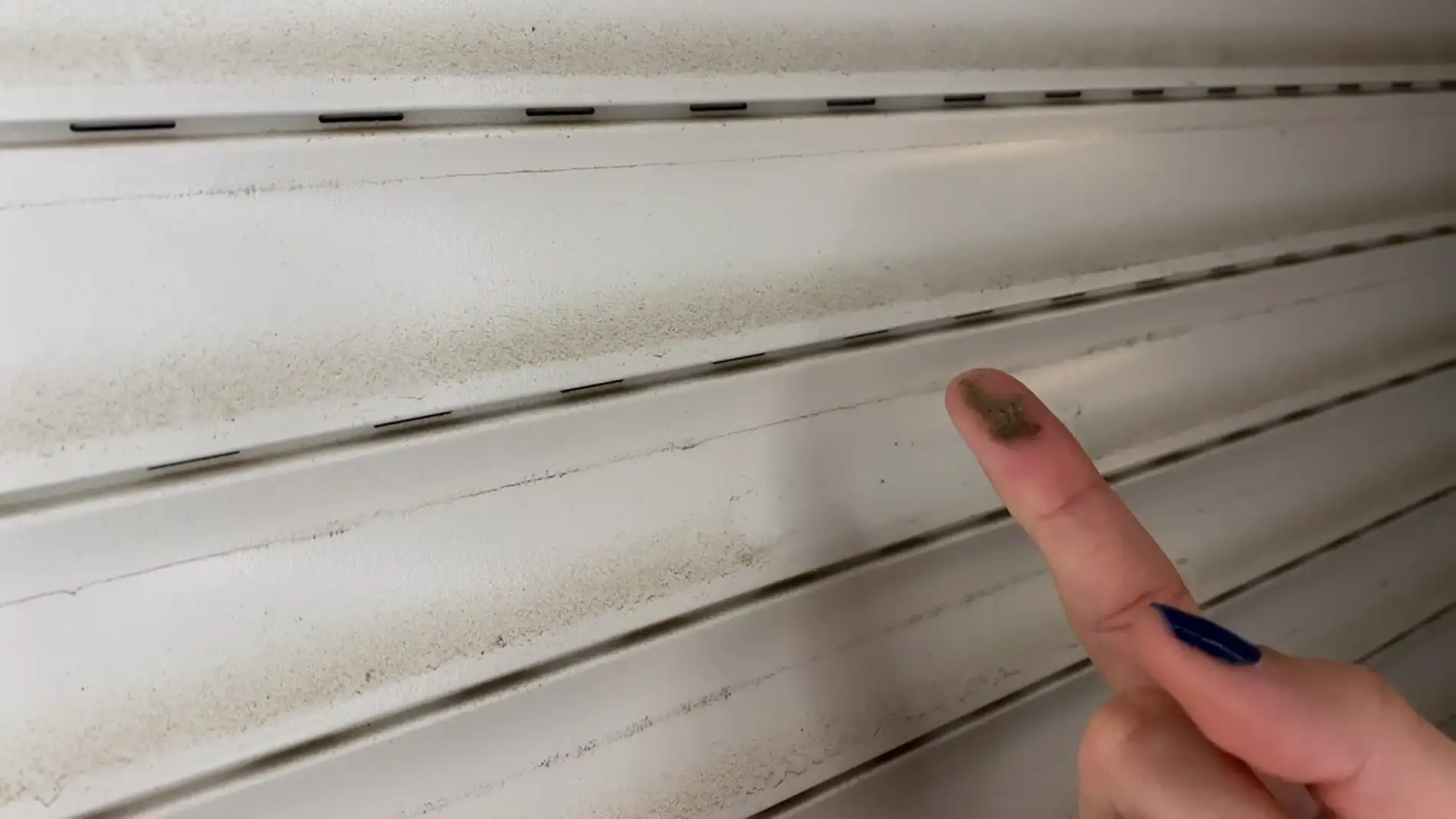 Cómo limpiar la parte exterior de las persianas desde dentro