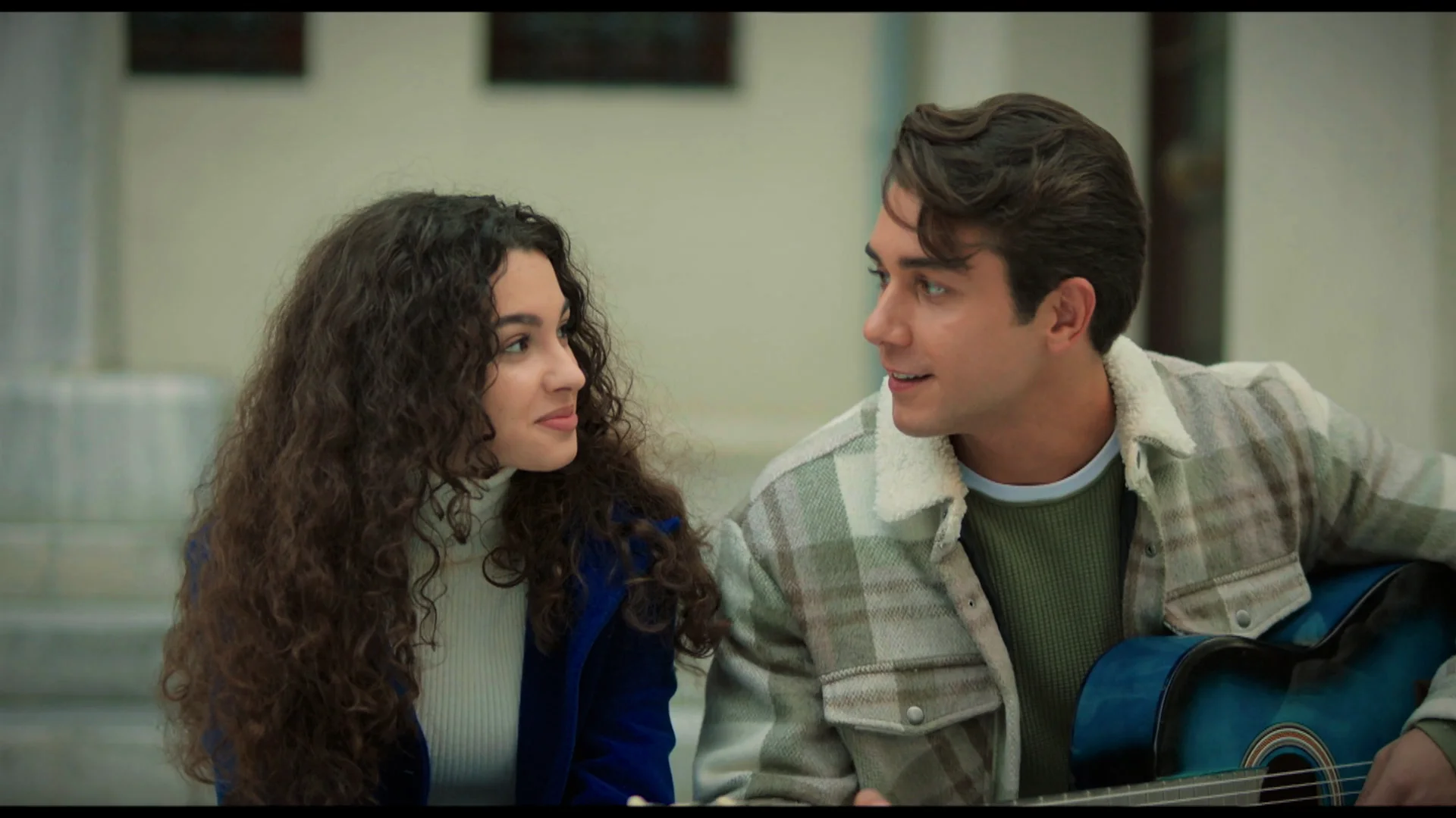 En el pr&oacute;ximo cap&iacute;tulo de 'Hermanos': La proposici&oacute;n de Doruk a Asiye para ganar dinero y poder ir al baile...&iexcl;cantar juntos!