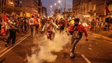 Perú declara el estado de emergencia y la presidenta Boluarte propondrá al Congreso adelantar elecciones generales 