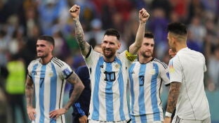 Leo Messi celebra una la victoria de la selecci&oacute;n argentina