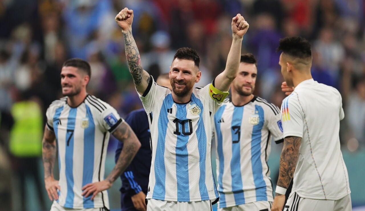 Leo Messi celebra una la victoria de la selecci&oacute;n argentina