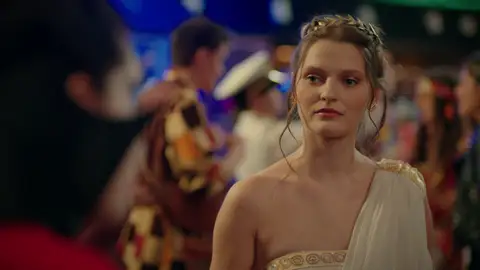 Harika desata el caos en el baile del colegio provocando a Aybike: “Sois unas pringadas” Harika desata el caos en el baile del colegio provocando a Aybike: “Sois unas pringadas”