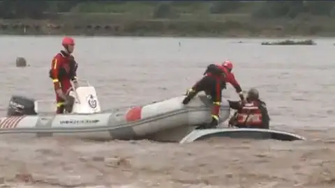 Rescatado de su coche por las lluvias Rescatado de su coche por las lluvias