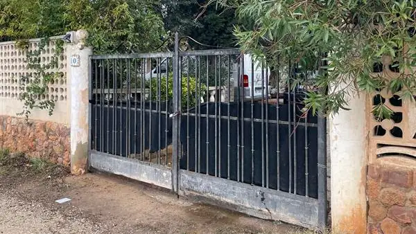 Casa de campo en Ll&iacute;ria donde se han hallado los cuerpos sin vida