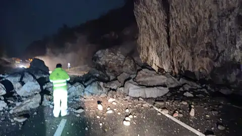 Desprendimiento en la carretera Desprendimiento en la carretera