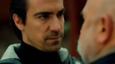 Fikret y Mehmet le plantan cara a Haşmet Çolak: “Si vuelves a molestar a esa gente, te mataremos” Fikret y Mehmet le plantan cara a Haşmet Çolak: “Si vuelves a molestar a esa gente, te mataremos”