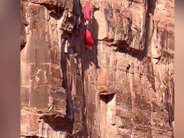 El paracaidista australiano, colgando en Moab
