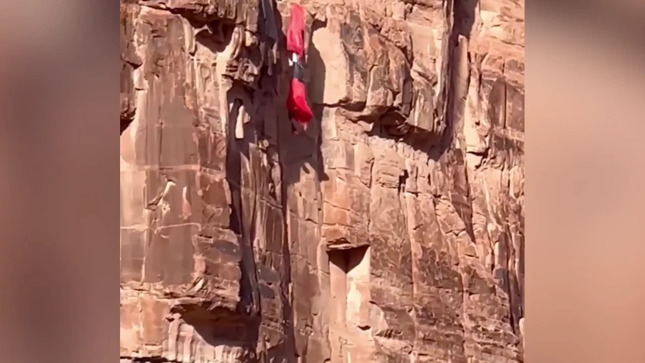 El paracaidista australiano, colgando en Moab El paracaidista australiano, colgando en Moab