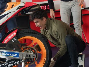 El pique de Joaquín y Marc Márquez como mecánicos: ¿Quién cambiará primero la rueda a la moto?