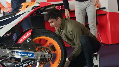 El pique de Joaquín y Marc Márquez como mecánicos: ¿Quién cambiará primero la rueda a la moto? El pique de Joaquín y Marc Márquez como mecánicos: ¿Quién cambiará primero la rueda a la moto?