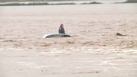 Un hombre atrapado en la riada Un hombre atrapado en la riada