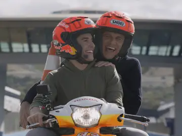 Marc Márquez hace correr a Joaquín en su divertida novatada: “Ya sabía yo que me la iba a meter doblada” Marc Márquez hace correr a Joaquín en su divertida novatada: “Ya sabía yo que me la iba a meter doblada”