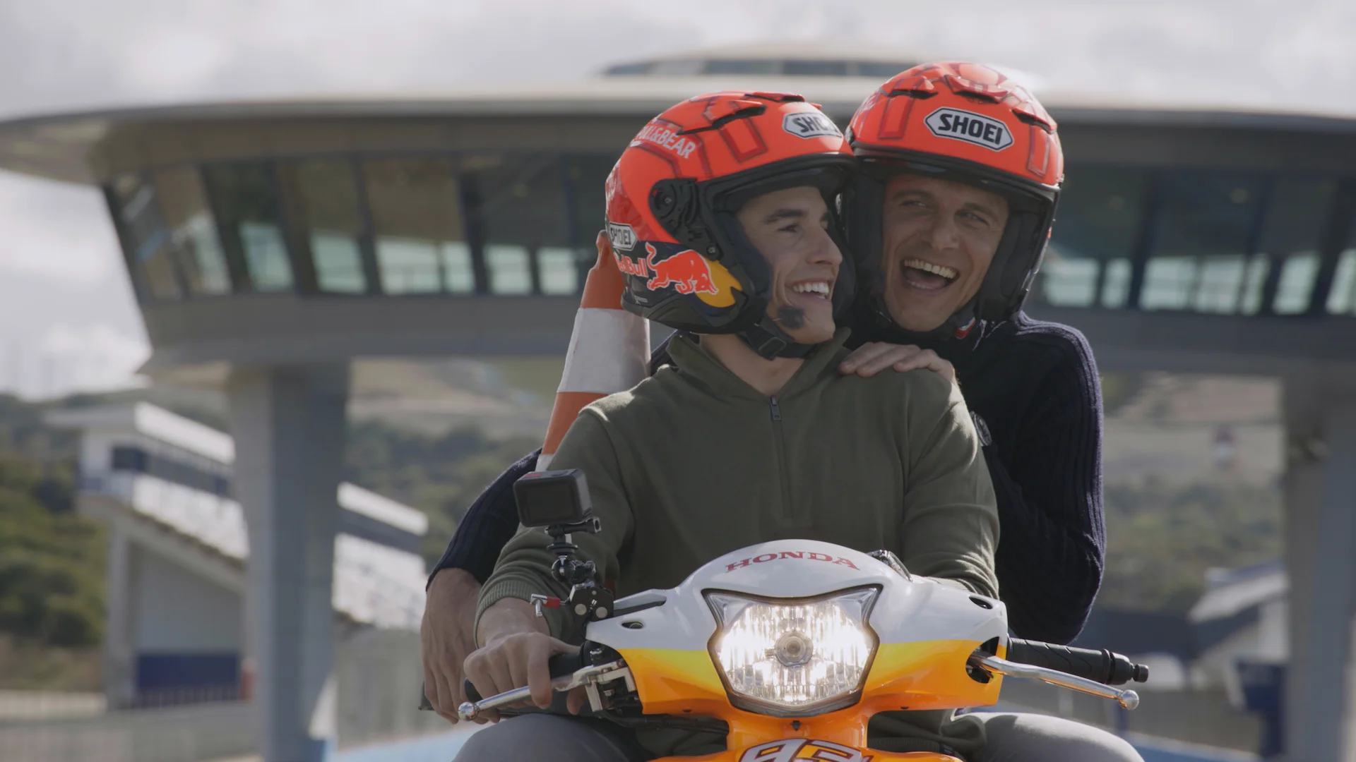 Marc Márquez hace correr a Joaquín en su divertida novatada: “Ya sabía yo que me la iba a meter doblada” Marc Márquez hace correr a Joaquín en su divertida novatada: “Ya sabía yo que me la iba a meter doblada”