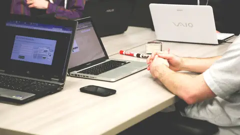 Imagen de archivo de varias personas trabajando con el ordenador Imagen de archivo de varias personas trabajando con el ordenador