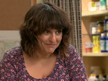 Rocío encuentra la solución al problema de Hugo: ¡La farmacia seguirá abierta! Rocío encuentra la solución al problema de Hugo: ¡La farmacia seguirá abierta!