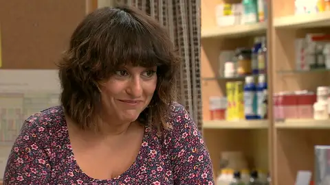 Rocío encuentra la solución al problema de Hugo: ¡La farmacia seguirá abierta! Rocío encuentra la solución al problema de Hugo: ¡La farmacia seguirá abierta!