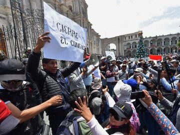 Grupo de manifestantes en Perú