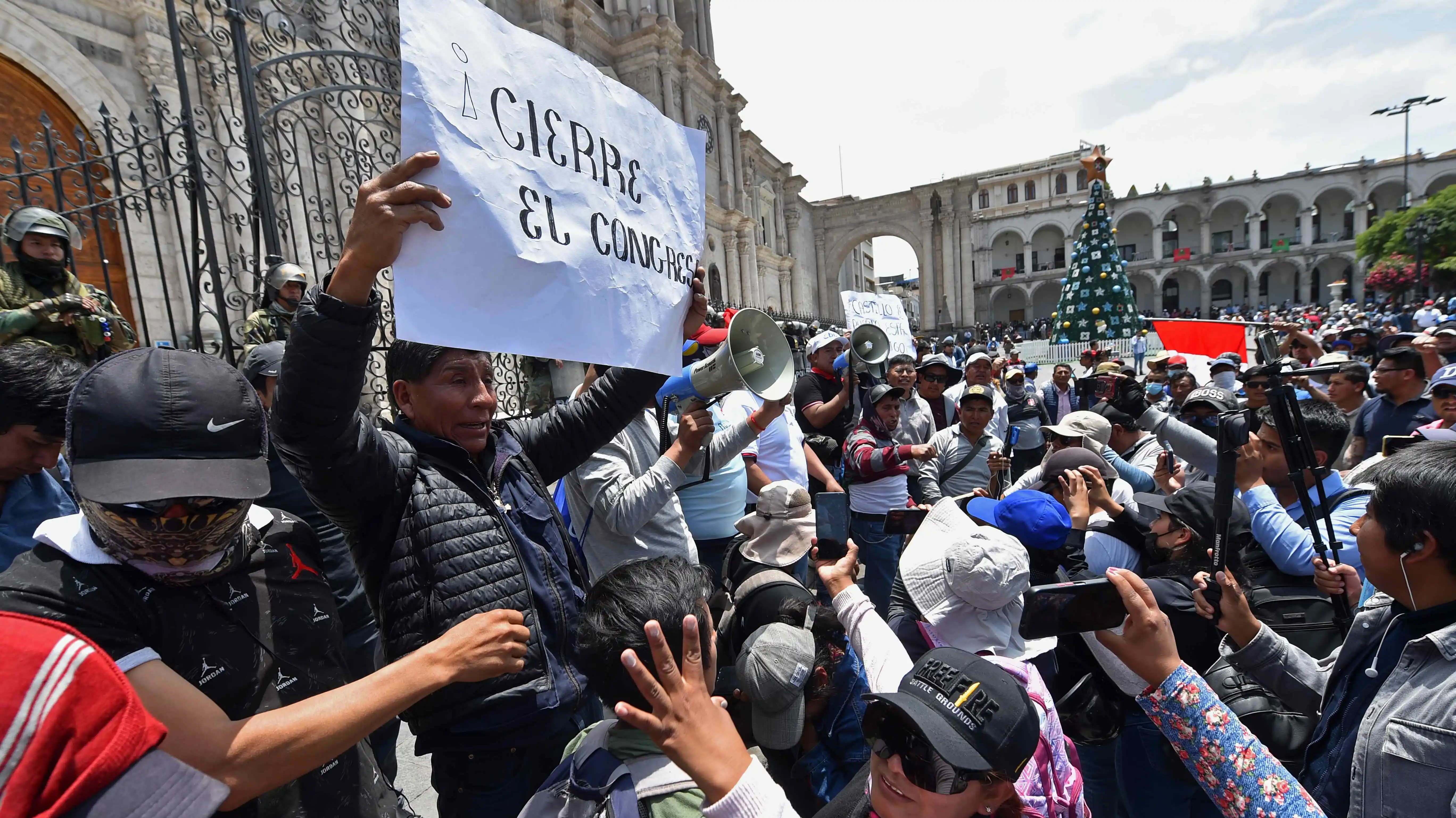 Grupo de manifestantes en Perú Grupo de manifestantes en Perú