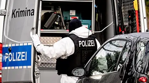 Un oficial de policía en la redada del grupo ultraderechista Un oficial de policía en la redada del grupo ultraderechista