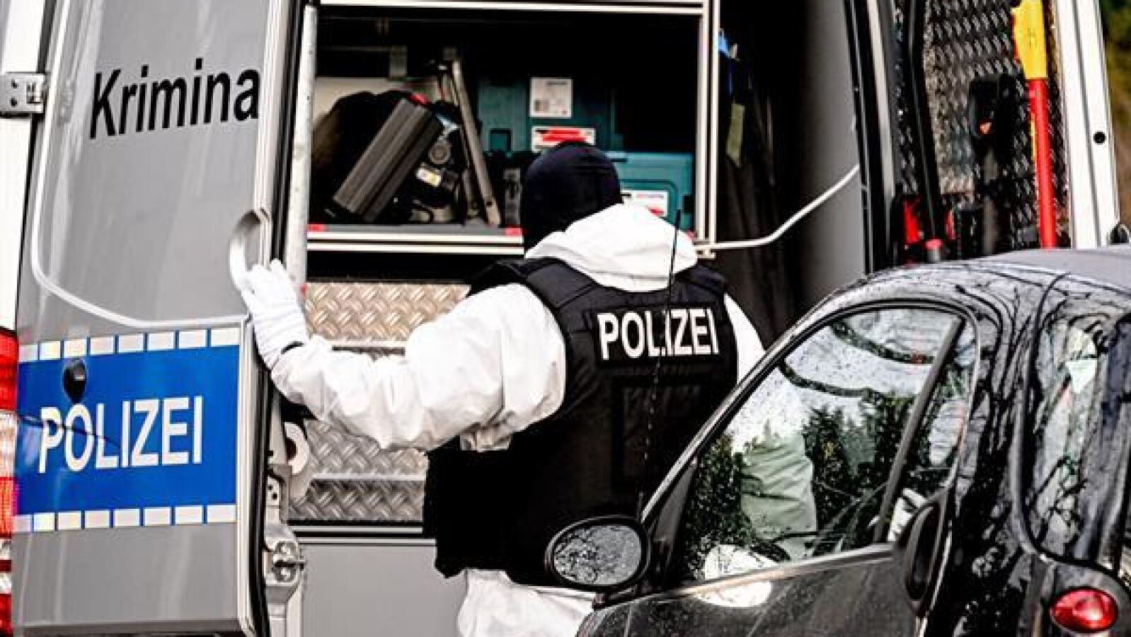 Confiscadas 93 armas con rifles, cuchillos y ballestas del grupo neonazi que quería asaltar Alemania
