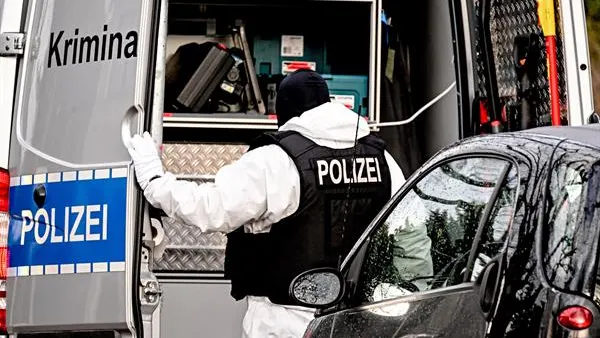 Un oficial de polic&iacute;a en la redada del grupo ultraderechista