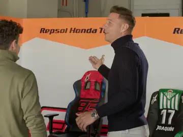 Joaquín se emociona ante la sorpresa de Marc Márquez: “¿Me has puesto el número 17?” Joaquín se emociona ante la sorpresa de Marc Márquez: “¿Me has puesto el número 17?”