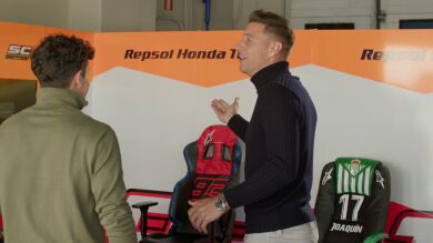 Joaquín se emociona ante la sorpresa de Marc Márquez: “¿Me has puesto el número 17?” 