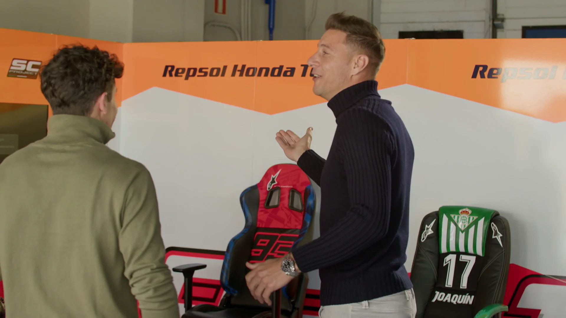 Joaquín se emociona ante la sorpresa de Marc Márquez: “¿Me has puesto el número 17?” Joaquín se emociona ante la sorpresa de Marc Márquez: “¿Me has puesto el número 17?”