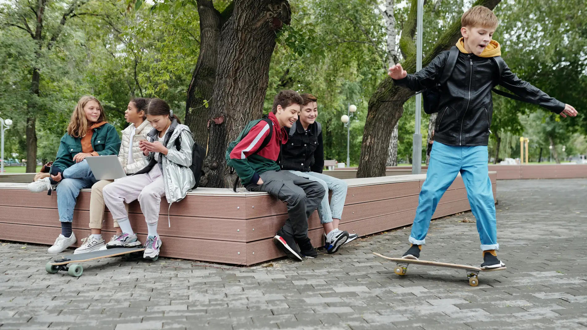 Chicos y chicas divirtiéndose en la calle