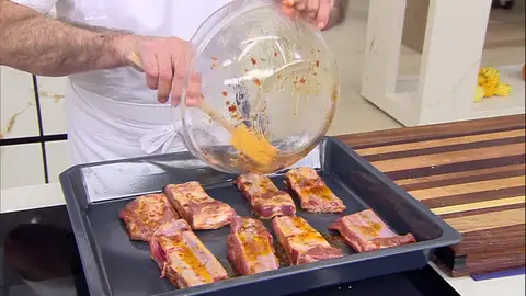Sazona las costillas y viérteles el majado Sazona las costillas y viérteles el majado