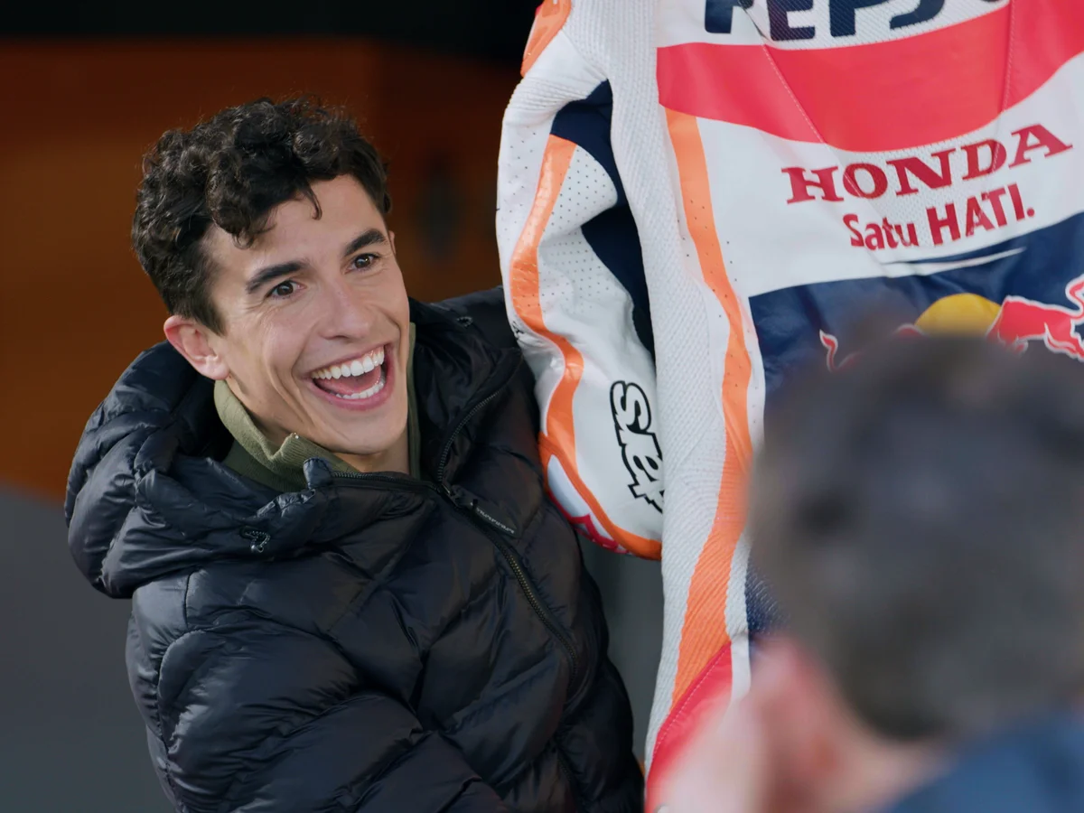 cargando efecto Cantidad de Joaquín descubre su mono de piloto de MotoGP: “Me voy a tirar como supermán”