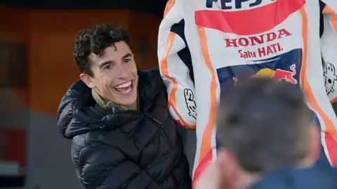 Joaquín descubre su mono de piloto de MotoGP: “Me voy a tirar como supermán” Joaquín descubre su mono de piloto de MotoGP: “Me voy a tirar como supermán”