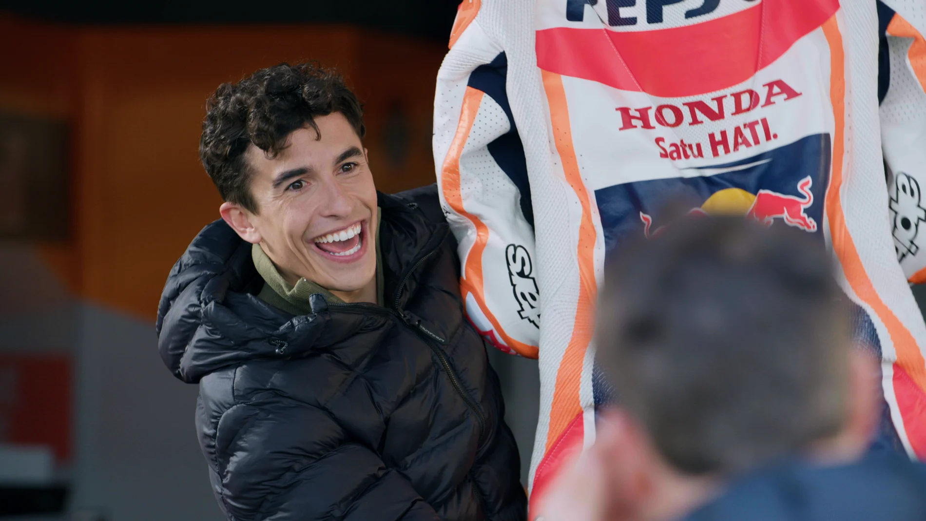 Joaquín descubre su mono de piloto de MotoGP: “Me voy a tirar como supermán”