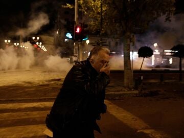 Un manifestante afectado por los gases lacrimógenos de la Policía griega