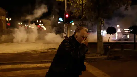 Un manifestante afectado por los gases lacrimógenos de la Policía griega Un manifestante afectado por los gases lacrimógenos de la Policía griega