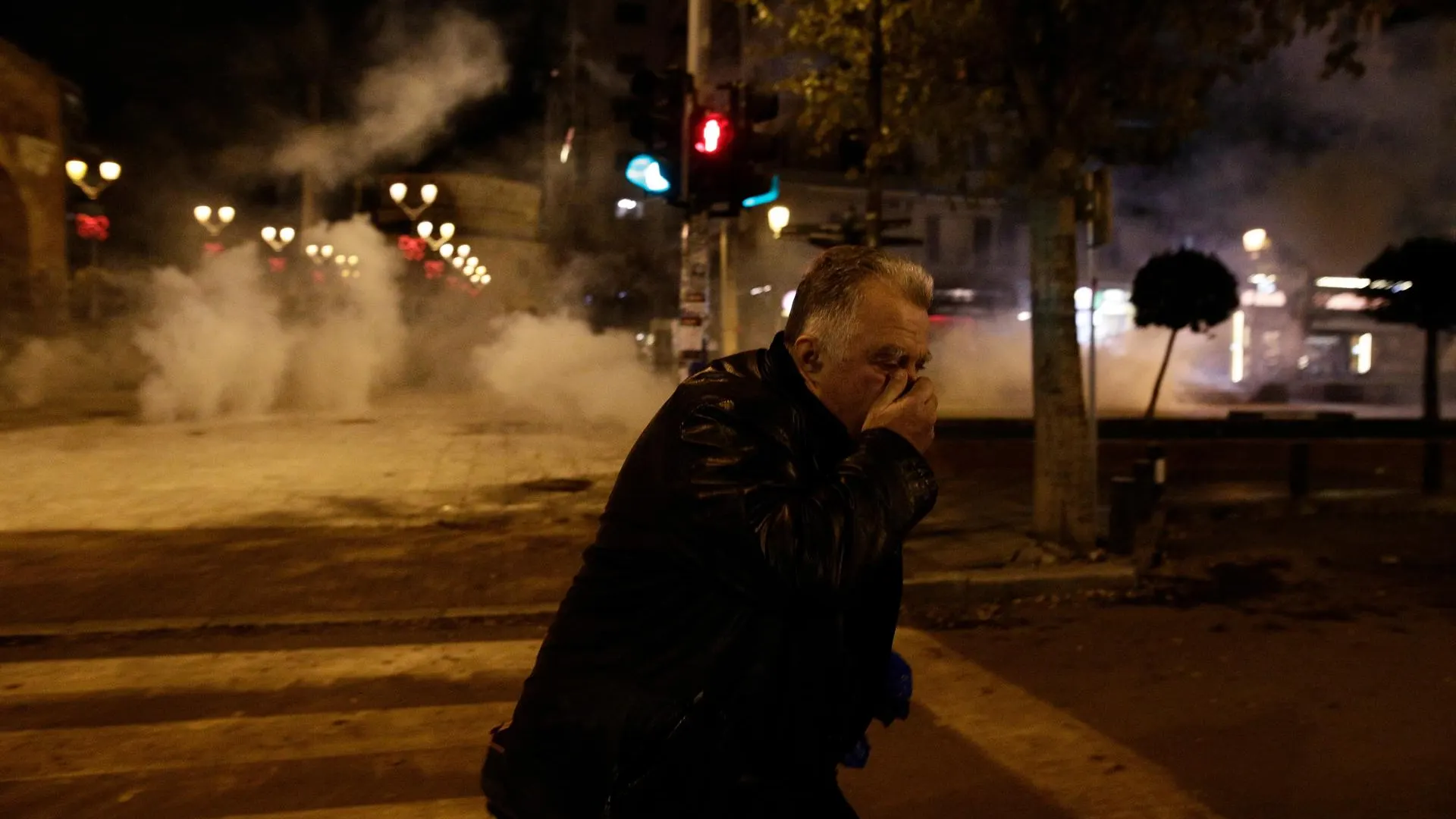 Un manifestante afectado por los gases lacrimógenos de la Policía griega Un manifestante afectado por los gases lacrimógenos de la Policía griega