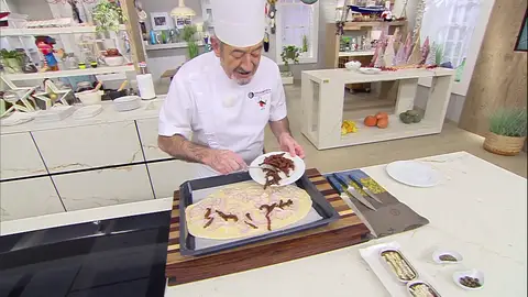 Añade los ingredientes sobre la masa Añade los ingredientes sobre la masa