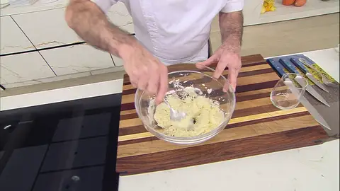 Incorpora el queso rallado y sigue mezclando Incorpora el queso rallado y sigue mezclando