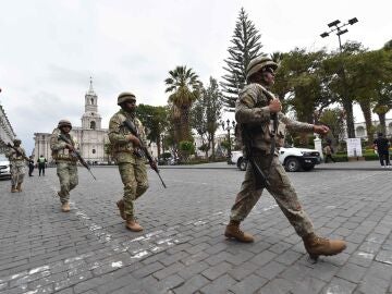 Militares se desplazan a la Plaza de Armas, en Arequipa (Perú)