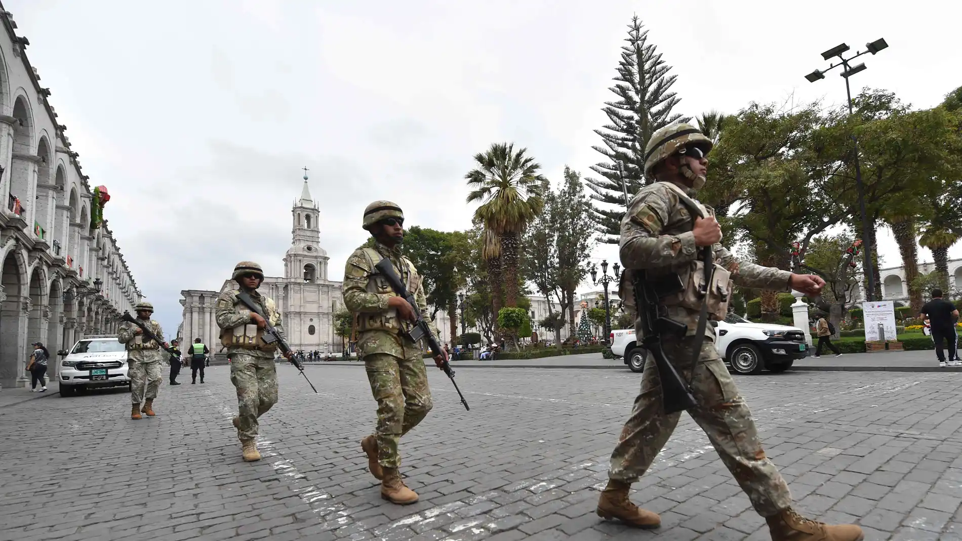 Militares se desplazan a la Plaza de Armas, en Arequipa (Perú)