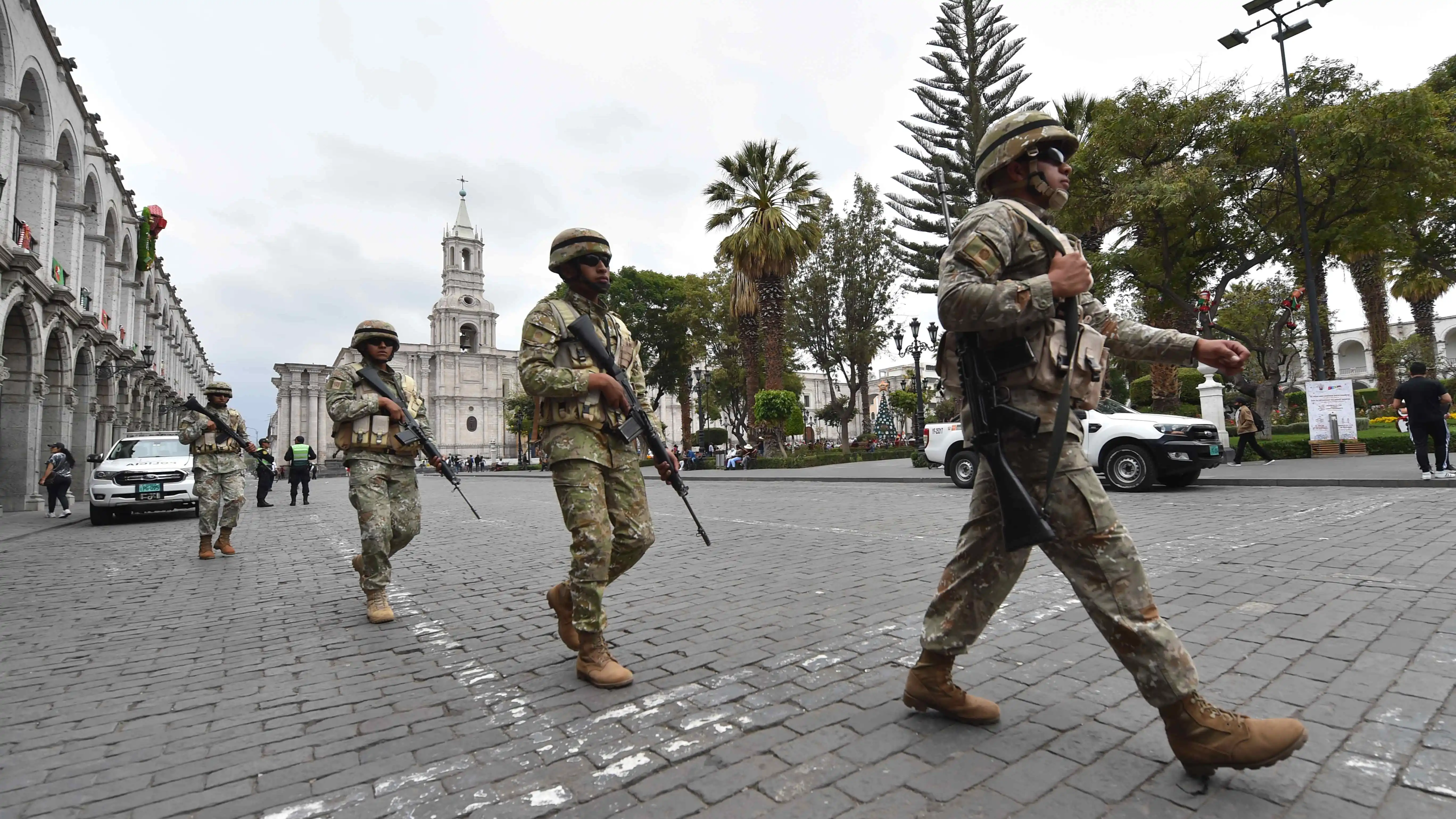 Militares se desplazan a la Plaza de Armas, en Arequipa (Per&uacute;)