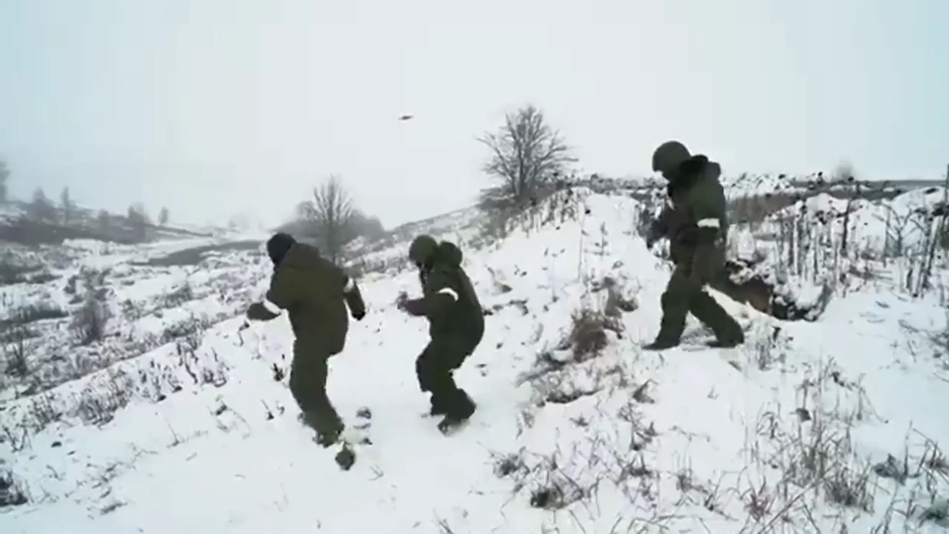 Soldados rusos huyen siguiendo al dron ucraniano