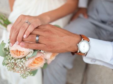 Entre botes de champ&uacute; y gel de ba&ntilde;o, as&iacute; ha sido la pedida de matrimonio con tuna incluida que arrasa en Tik Tok