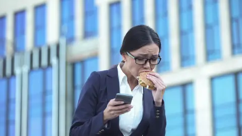 Mujer comiendo deprisa Mujer comiendo deprisa