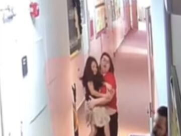 VÍDEO: El impactante momento de una profesora de Ohio tirando al suelo a una niña sorda en el colegio