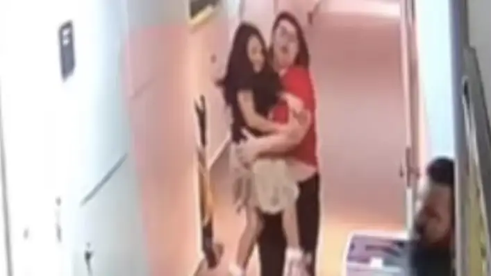 VÍDEO: El impactante momento de una profesora de Ohio tirando al suelo a una niña sorda en el colegio VÍDEO: El impactante momento de una profesora de Ohio tirando al suelo a una niña sorda en el colegio